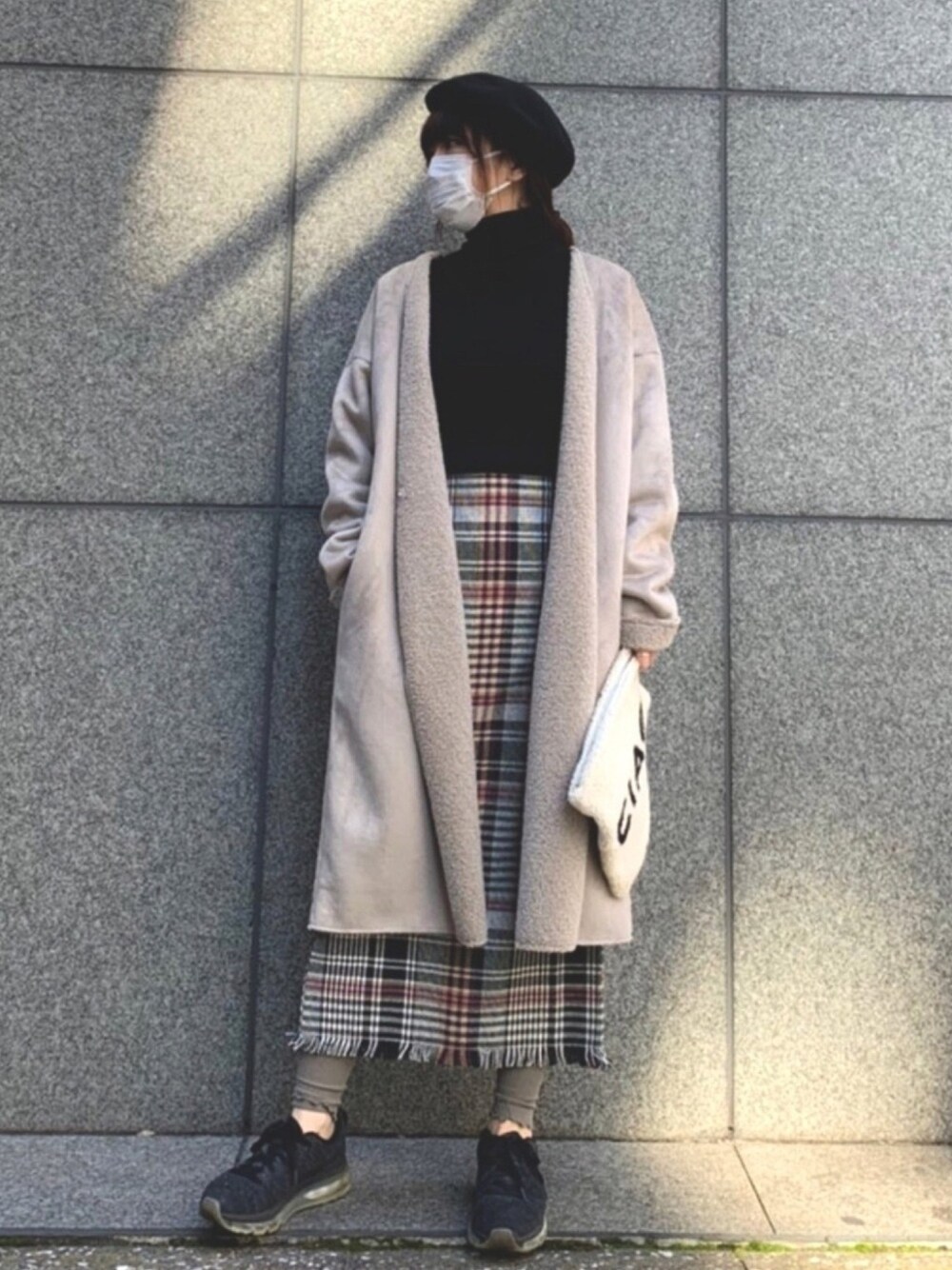 「チェックスカート、UNIQLO、NIKE、大人カジュアル、スニーカーコーデ、ハイネックニット、低身長コーデ、おちびさん、ミリオンカラッツ(Million Carats)、秋冬コーデ」｜「UNIQLOのエクストラファインメリノリブタートルネックセーター（長袖）（ニット/セーター、ブラック系）」を使った、iduさん（レディース・153cm）の秋コーディネートの1枚目の写真