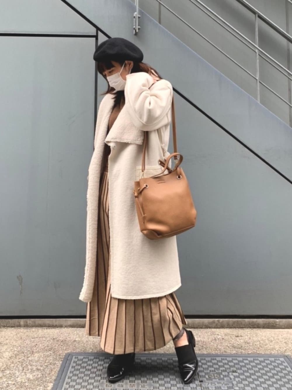 「オトナ女子、ボアコート、ニットワンピ、ベージュコーデ、白コート、きれいめカジュアル、低身長コーデ、おちびさん、ミリオンカラッツ(Million Carats)、ベレー帽」｜「UNIQLOのアイテム（ハンチング/ベレー帽、ブラック系）」を使った、iduさん（レディース・153cm）の冬コーディネートの1枚目の写真