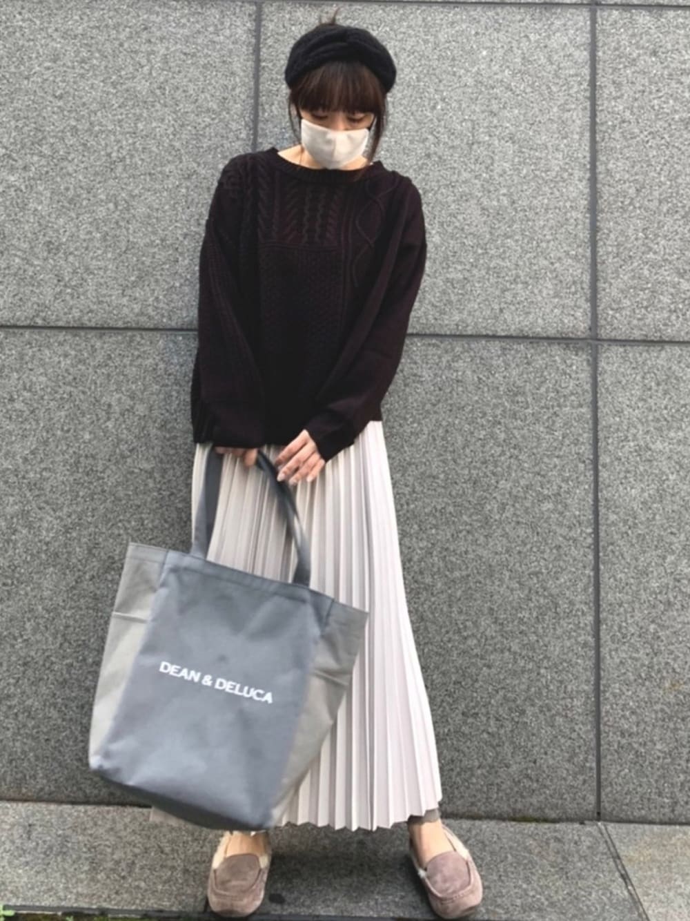 「ゆるコーデ、ケーブルニット、プリーツスカート、フェイクレザー、ヘアバンド、黒ニット、GU、GUコーデ、ミリオンカラッツ(Million Carats)、低身長コーデ」｜「GUのアイテム（ヘアバンド、ブラック系）」を使った、iduさん（レディース・153cm）の冬コーディネートの1枚目の写真
