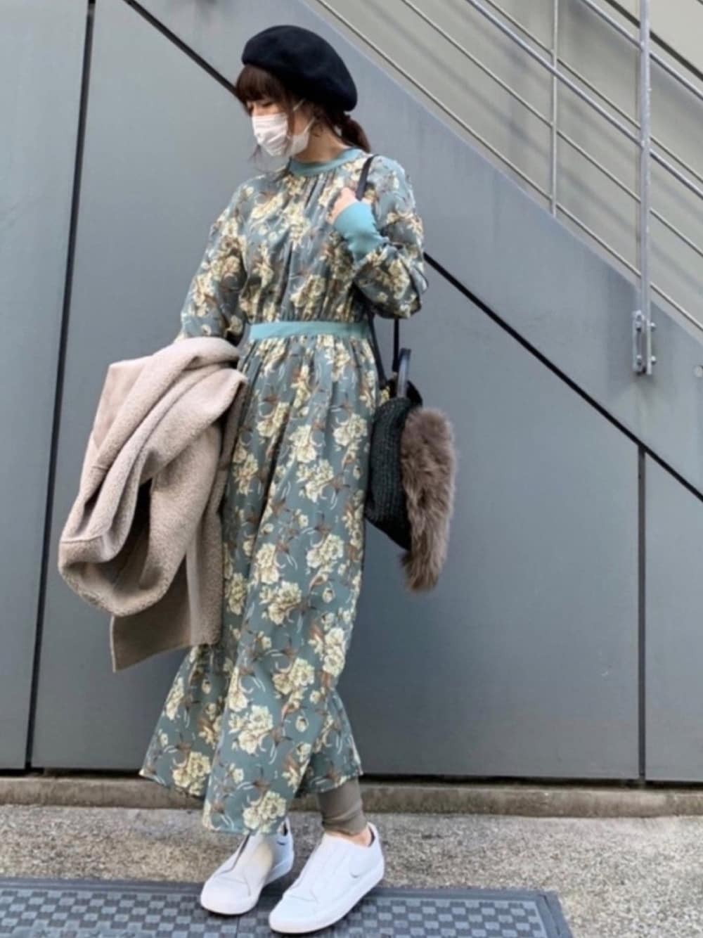 「花柄ワンピース、大人カジュアル、ベレー帽推奨委員会、ユニクロコーデ、ファーバック、低身長コーデ、おちびさん、ミリオンカラッツ(Million Carats)、NIKE、ベレー帽」｜「MILLION CARATSの【オフィシャルサイト限定STYLE4】配色フラワープリントワンピース（ワンピース、グリーン系）」を使った、iduさん（レディース・153cm）の秋コーディネートの1枚目の写真