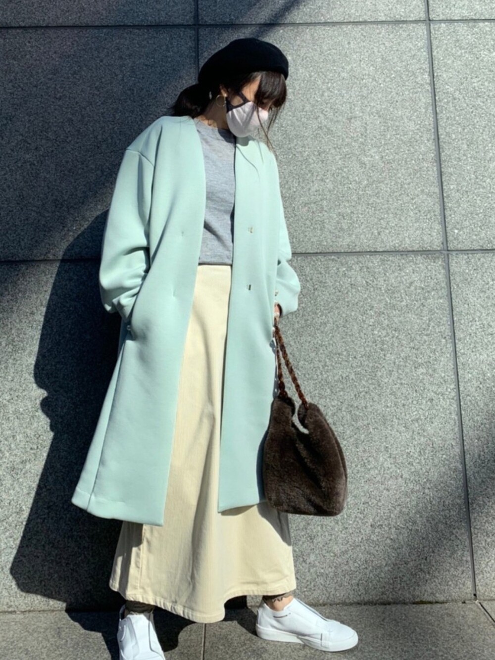 「花レース、コーデュロイスカート、ノーカラージャケット、スニーカー、ファーバッグ、GU、UNIQLO、ミリオンカラッツ(Million Carats)、低身長、おちびさん」｜「UNIQLOのアイテム（ハンチング/ベレー帽、ブラック系）」を使った、iduさん（レディース・153cm）の冬コーディネートの1枚目の写真
