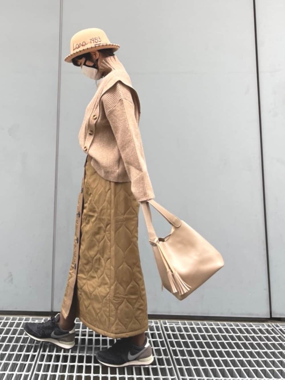 「オトナカジュアル、アシメトップス、ニット、キルティングスカート、ハット、スニーカー、NIKE、ミリオンカラッツ(Million Carats)、低身長、おちびさん」｜「SLYのアイテム（ハット、ベージュ系）」を使った、iduさん（レディース・153cm）の冬コーディネートの1枚目の写真