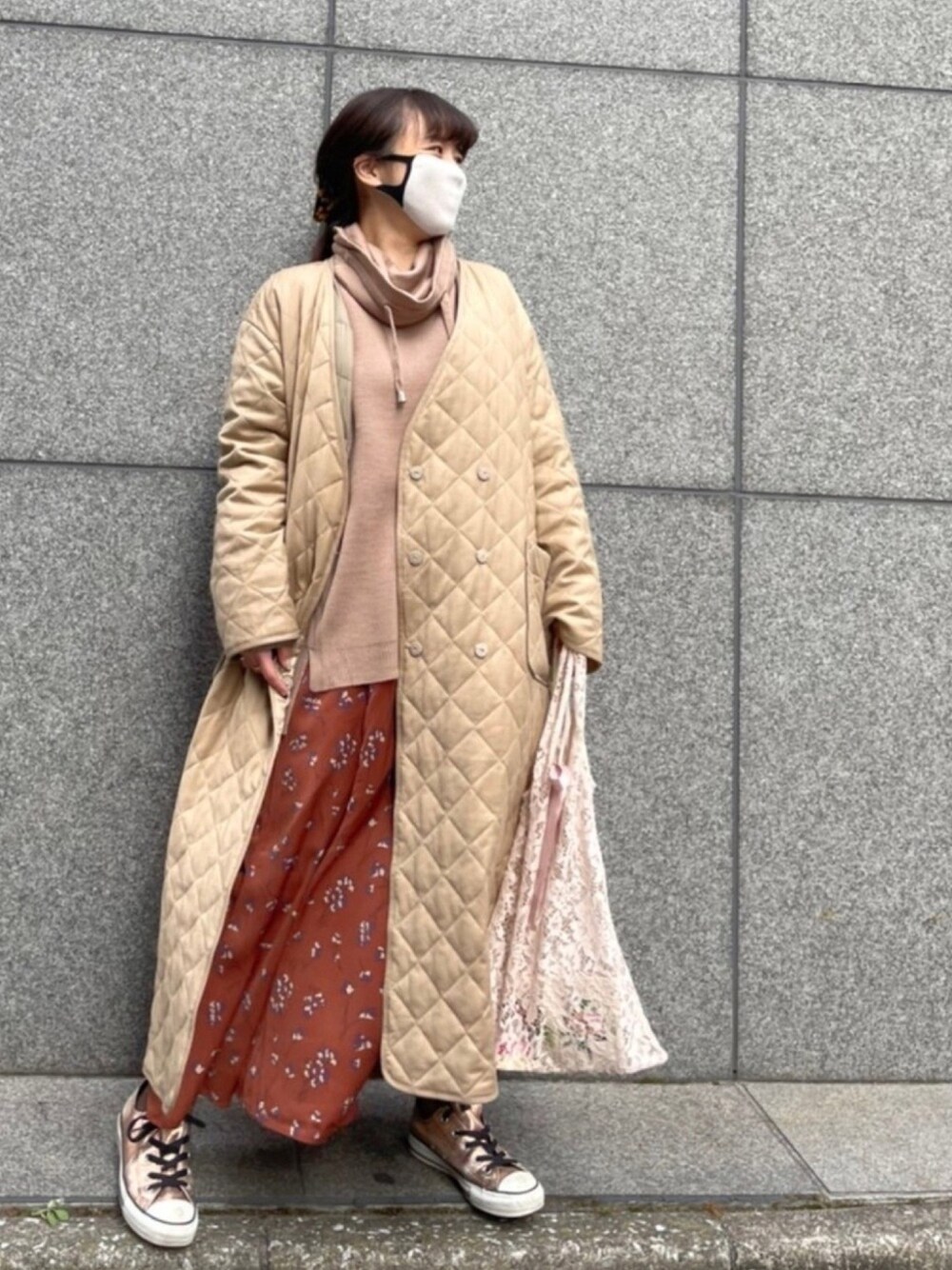 「ロングコート、ボリュームネック、ロングスカート、スニーカー、ミリオンカラッツ(Million Carats)、GU、converse、低身長、おちびさん、キルティングジャケット」｜「ROOMのアイテム（マスク、ホワイト系）」を使った、iduさん（レディース・153cm）の冬コーディネートの1枚目の写真