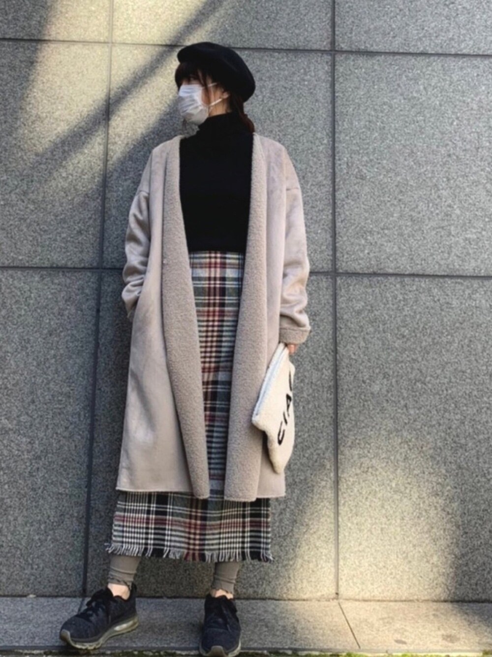 「ムートンコート、リブニット、チェックスカート、スニーカー、ベレー帽、UNIQLO、NIKE、ミリオンカラッツ(Million Carats)、低身長、おちびさん」｜「UNIQLOのアイテム（ハンチング/ベレー帽、ブラック系）」を使った、iduさん（レディース・153cm）の冬コーディネートの1枚目の写真