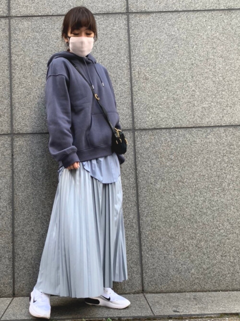 「パーカー、ブラウス、プリーツスカート、スニーカー、GU、NIKE、ミリオンカラッツ(Million Carats)、低身長、おちびさん、春コーデ」｜「ROOMのアイテム（マスク、ホワイト系）」を使った、iduさん（レディース・153cm）の春コーディネートの1枚目の写真