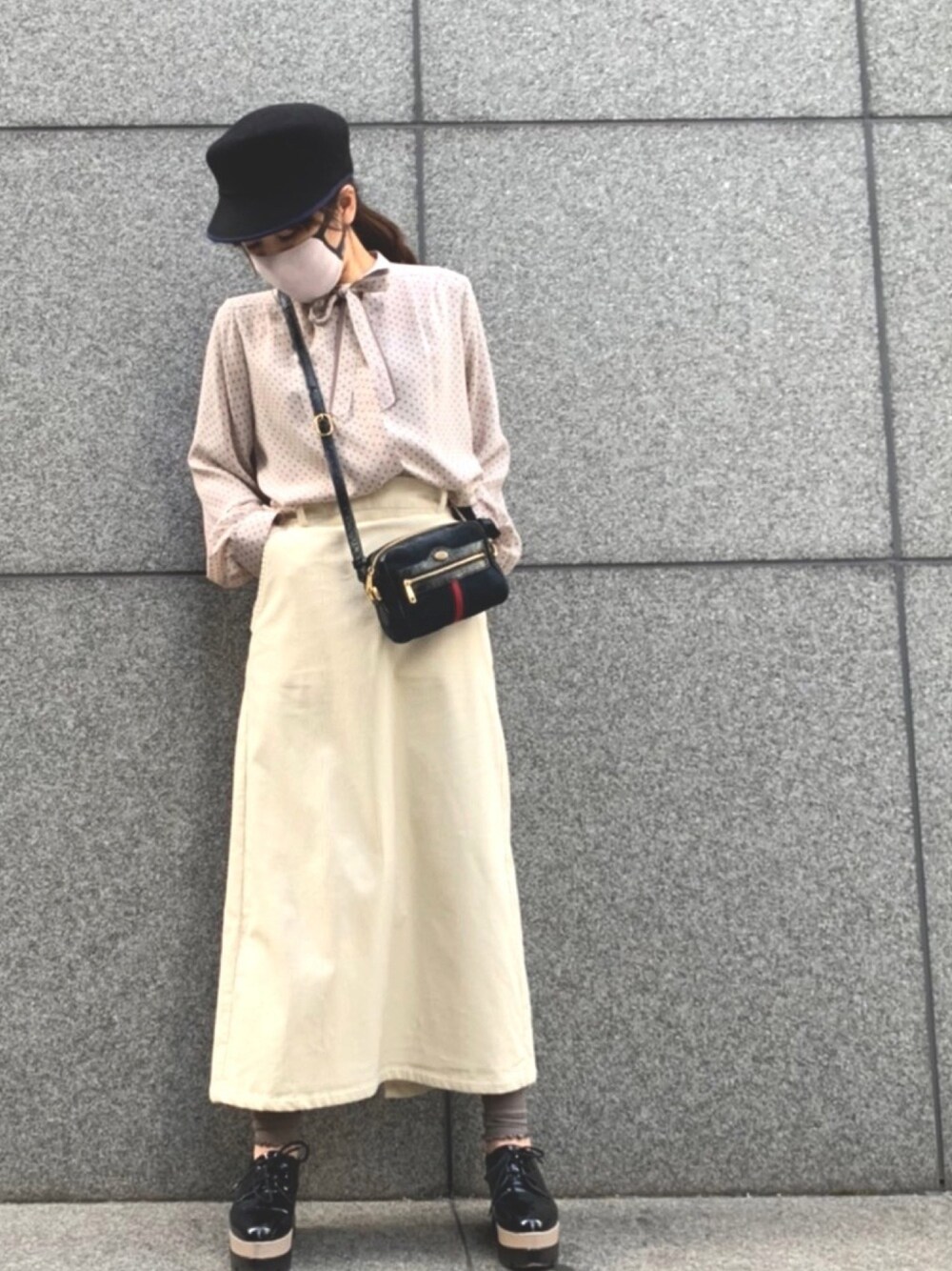 「ハット、ブラウス、コーデュロイ、斜めがけバック、ミリオンカラッツ(Million Carats)、GU、GUCCI、春コーデ、低身長、おちびさん」｜「SLYのアイテム（ハット、ブラック系）」を使った、iduさん（レディース・153cm）の春コーディネートの1枚目の写真