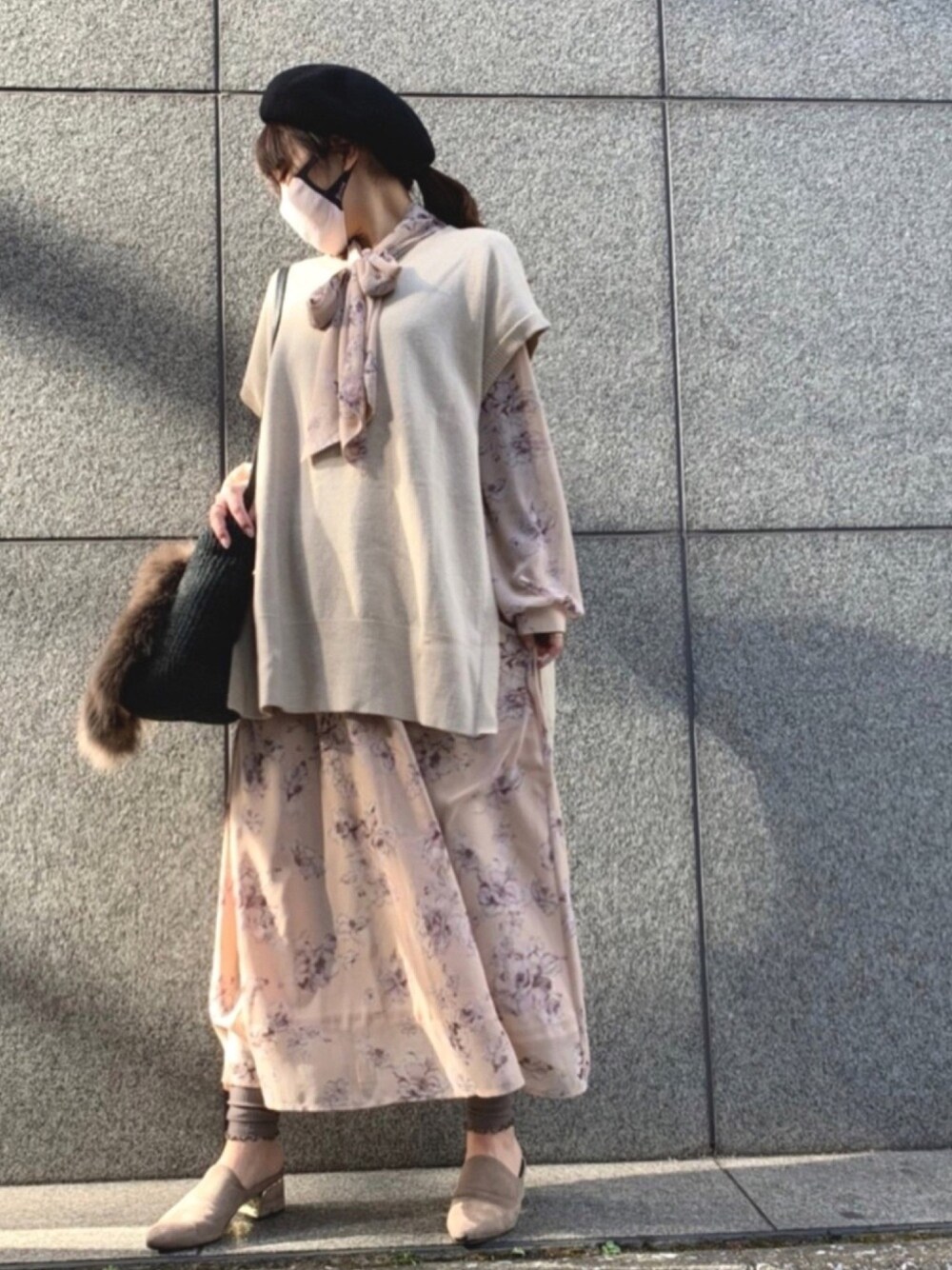 「花柄ワンピース、ボウタイ、春コーデ、淡色コーデ、きれいめカジュアル、ミリオンカラッツ(Million Carats)、UNIQLO、低身長、おちびさん、ニットベスト」｜「UNIQLOのアイテム（ハンチング/ベレー帽、ブラック系）」を使った、iduさん（レディース・153cm）の冬コーディネートの1枚目の写真