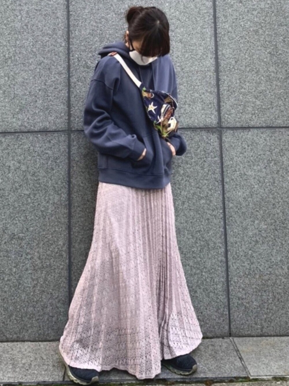 「オトナカジュアル、パーカー、くすみカラー、GU、レーススカート、低身長、おちびさん、ミリオンカラッツ(Million Carats)、ゆるコーデ、ウエストポーチ」｜「GUのアイテム（パーカー、ブルー系）」を使った、iduさん（レディース・153cm）の冬コーディネートの1枚目の写真