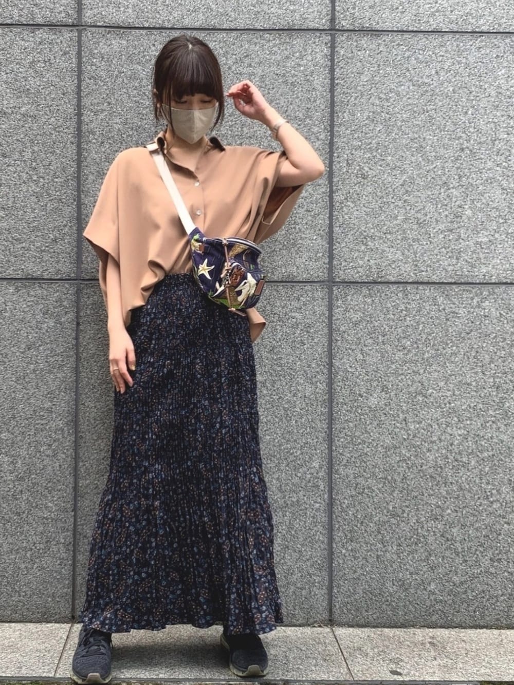 「ビッグシルエット、ビッグシャツ、ロングスカート、ウエストポーチ、スニーカー、NIKE、UNIQLO、ミリオンカラッツ(Million Carats)、大人カジュアル、低身長」｜「MILLION CARATSの【STYLE4】ドルマンブラウス（シャツ/ブラウス、ベージュ系）」を使った、iduさん（レディース・153cm）の春コーディネートの1枚目の写真