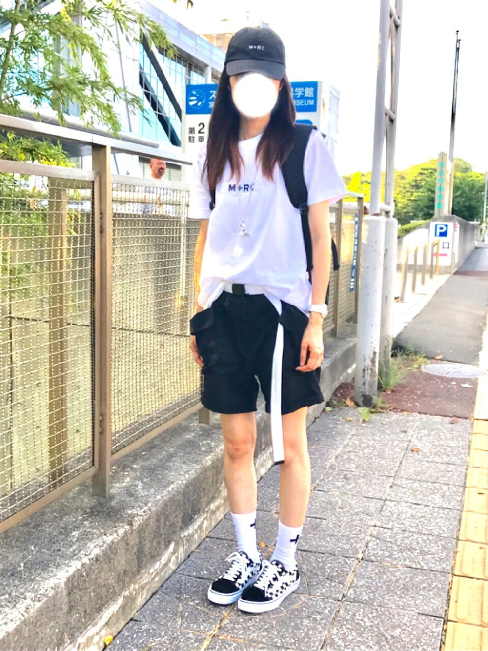 ブラック系のバックパック/リュック、ホワイト系のTシャツ/カットソー、ブラック系のその他パンツを着用したレディースの夏コーディネートの1枚目の写真