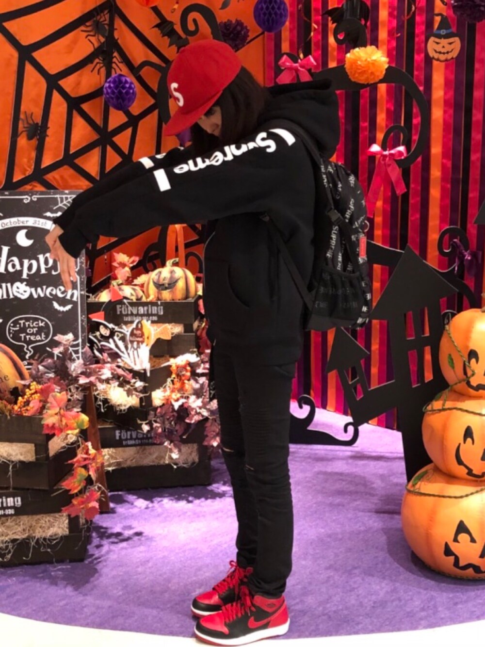 「wearhalloween2017、スト系女子、マネっこコーデ」｜「Supreme のアイテム（キャップ、レッド系）」を使った、AYU∞さん（レディース・166cm）の秋コーディネートの1枚目の写真