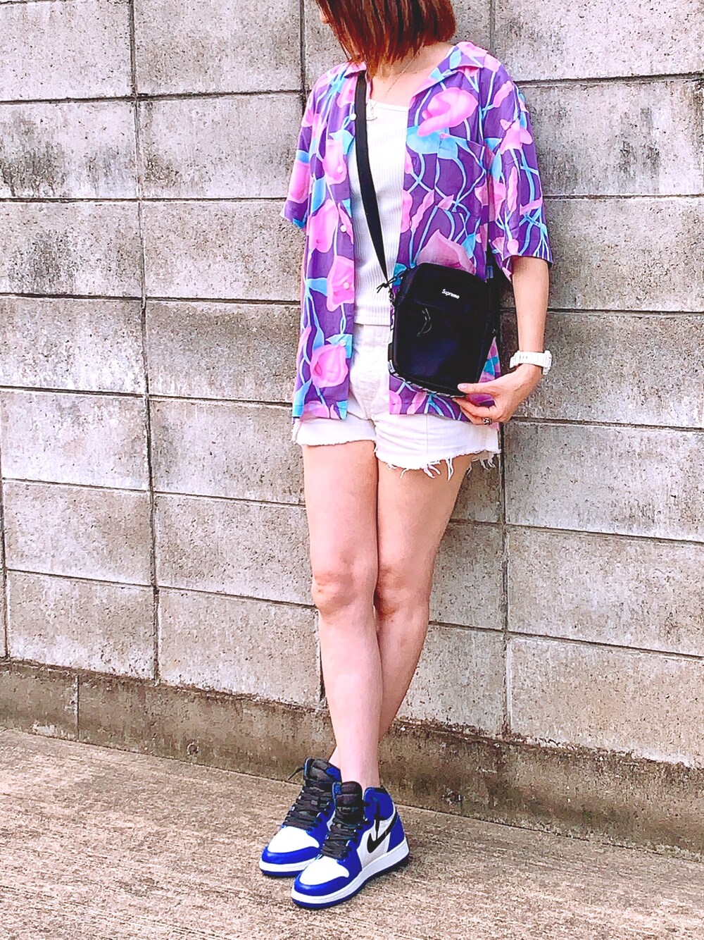 「休日スタイル、ストリート、スト系、スト系女子、シャツスタイル、スニーカー、スニーカーコーデ、おしゃれさんと繋がりたい、スニーカー好きと繋がりたい」｜「Vivienne WestwoodのMINI BAS RELIEF PENDANT（ネックレス、シルバー系）」を使った、AYU∞さん（レディース・168cm）の秋コーディネートの1枚目の写真