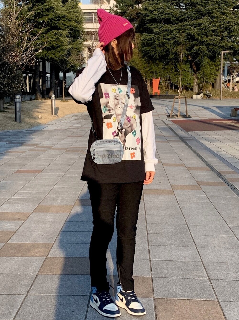 ブラック系のTシャツ/カットソー、ブルー系のショルダーバッグ、ブラック系のその他パンツを着用したレディースの春コーディネートの1枚目の写真