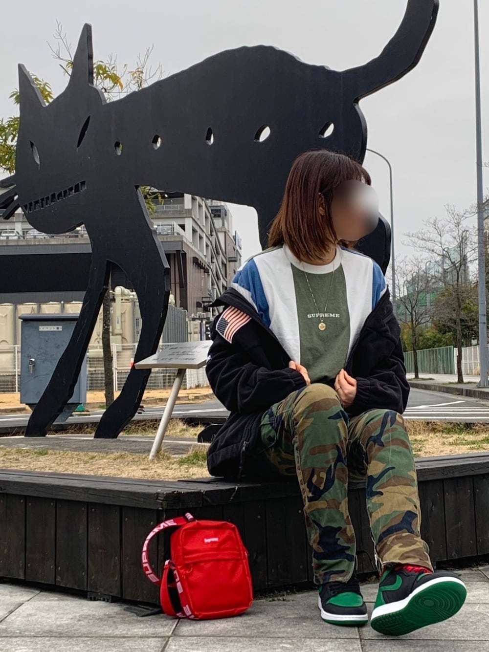 「春カラー、ストリート、スト系、スニーカー、Supreme x The North Face、スニーカーコーデ」｜「Supreme のアイテム（Tシャツ/カットソー、ホワイト系）」を使った、AYU∞さん（レディース・168cm）の春コーディネートの1枚目の写真