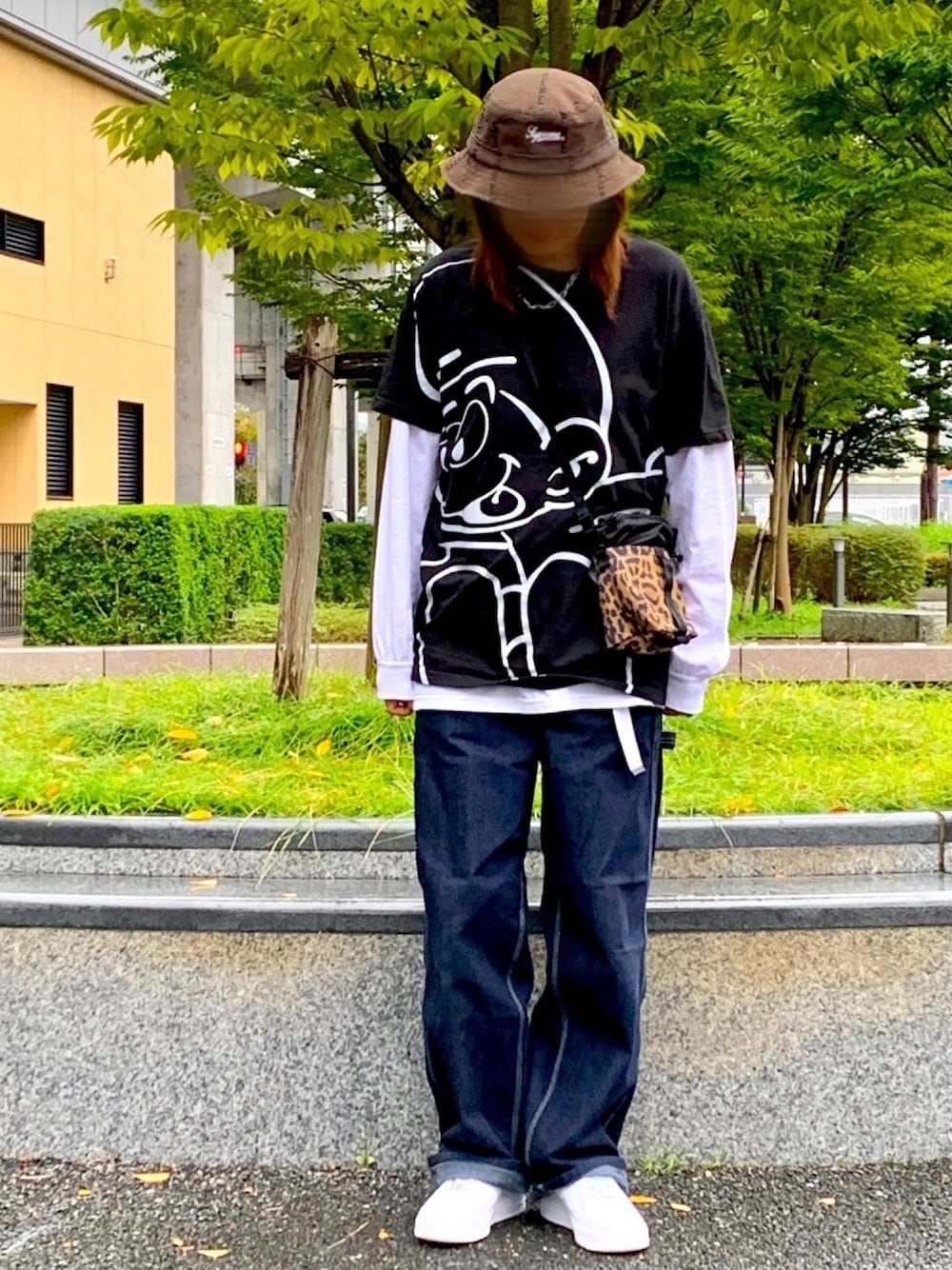 「秋のマイ旬スタイル、休日スタイル、秋コーデ、デニムパンツ、ロンT、重ね着、ストリート、スニーカー」｜「Supreme のアイテム（ハット、ブラウン系）」を使った、AYU∞さん（レディース・168cm）の秋コーディネートの1枚目の写真