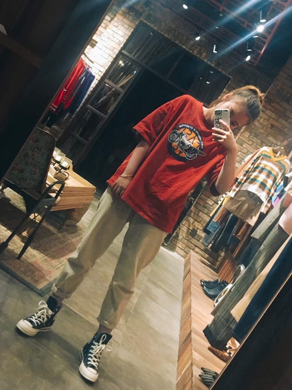 「URのアイテム（Tシャツ/カットソー、レッド系）」を使った、ShiroLeiさん（レディース・155cm）の秋コーディネートの1枚目の写真
