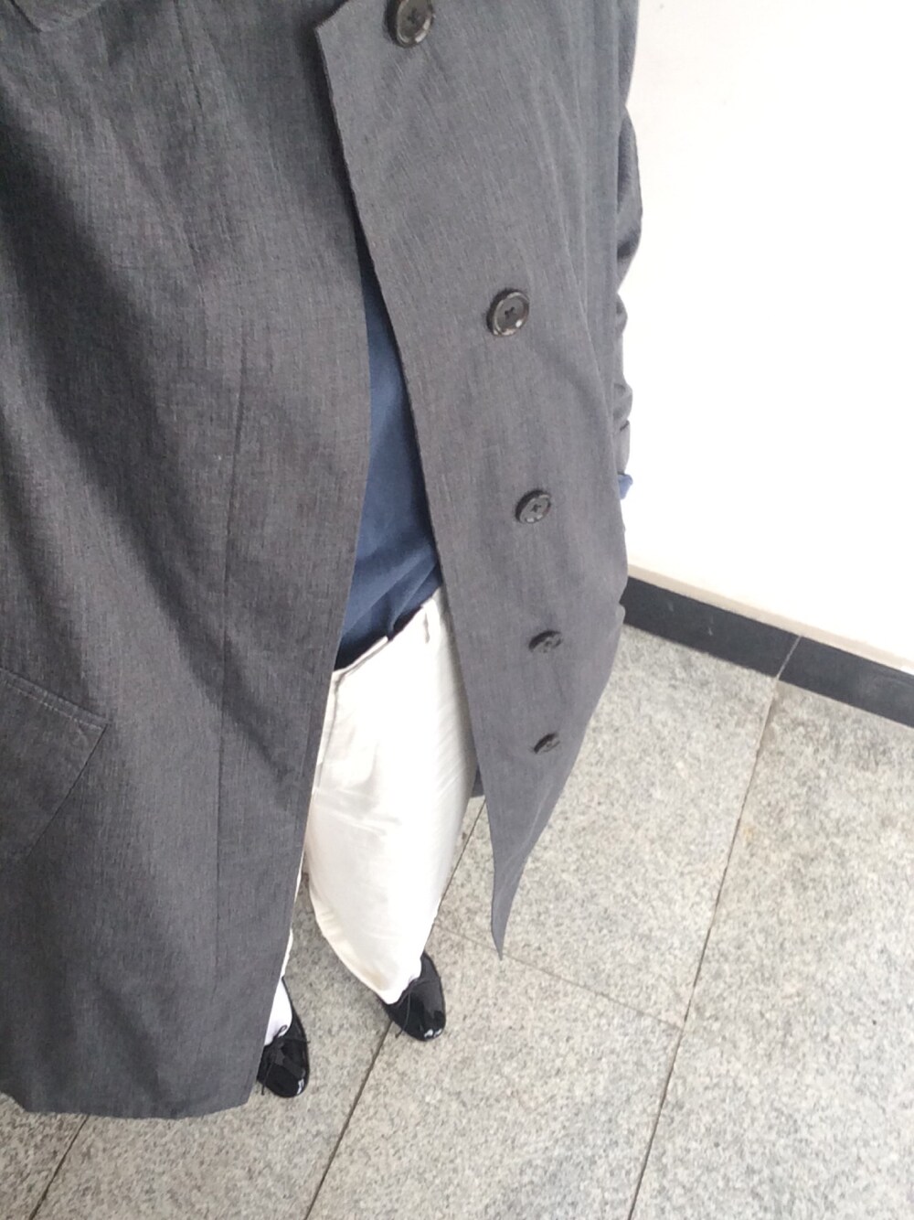 グレー系のジャケット/アウター、ブルー系のTシャツ/カットソー、ホワイト系のチノパンツを着用したレディースの秋コーディネートの1枚目の写真