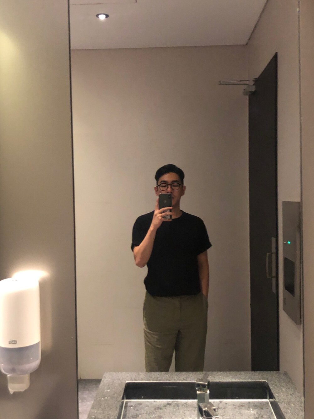 「seoul、summer、ZARA、men」｜「UNIQLOのアイテム（Tシャツ/カットソー、ブラック系）」を使った、Joon Haさん（メンズ・173cm）の夏コーディネートの1枚目の写真
