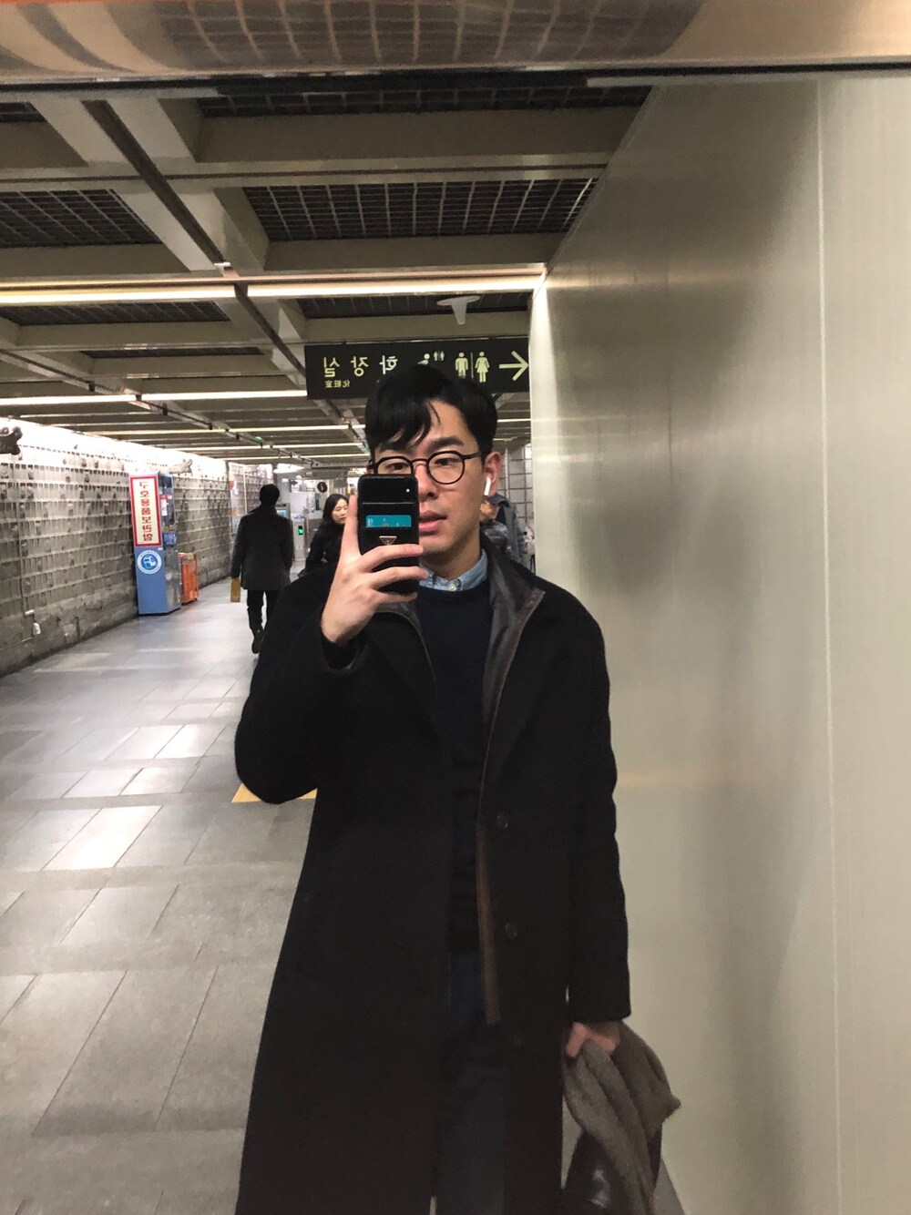 「PRADAのアイテム（その他、ブラック系）」を使った、Joon Haさん（メンズ・173cm）の秋コーディネートの1枚目の写真