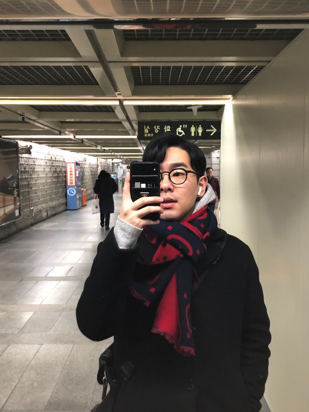 「GUCCIのアイテム（マフラー、ブルー系）」を使った、Joon Haさん（メンズ・173cm）の秋コーディネートの1枚目の写真