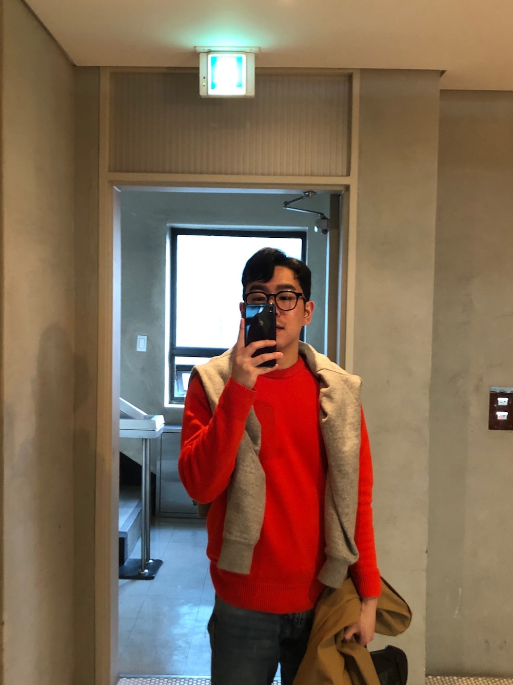 「men、menswear、spring、korea、korean fashion」｜「sandroのアイテム（ニット/セーター、オレンジ系）」を使った、Joon Haさん（メンズ・173cm）の春コーディネートの1枚目の写真