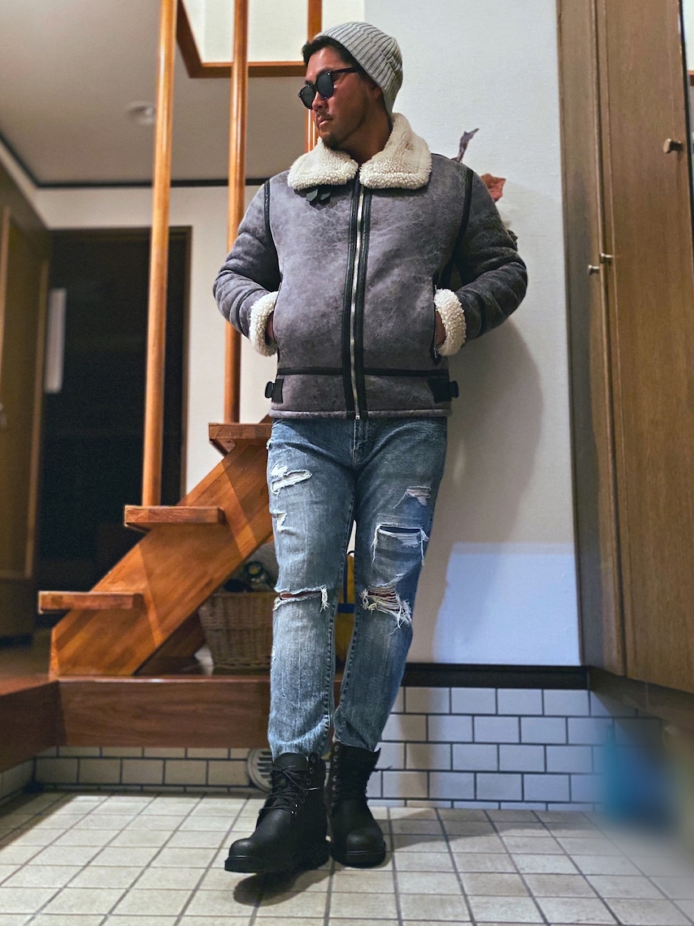 「冬コーデ、シンプルコーデ、おしゃれさんと繋がりたい、ootd、今日のコーデ、ムートンコート、プチプラ、高身長、大人カジュアル、ファー」｜「UNIQLOのアイテム（ニットキャップ/ビーニー、グレー系）」を使った、TOMさん（メンズ・190cm）の冬コーディネートの1枚目の写真