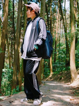 「adidas（アディダス）のアイテム（パンツ、ブラック系）」を使った、L.Tさんの春コーディネート