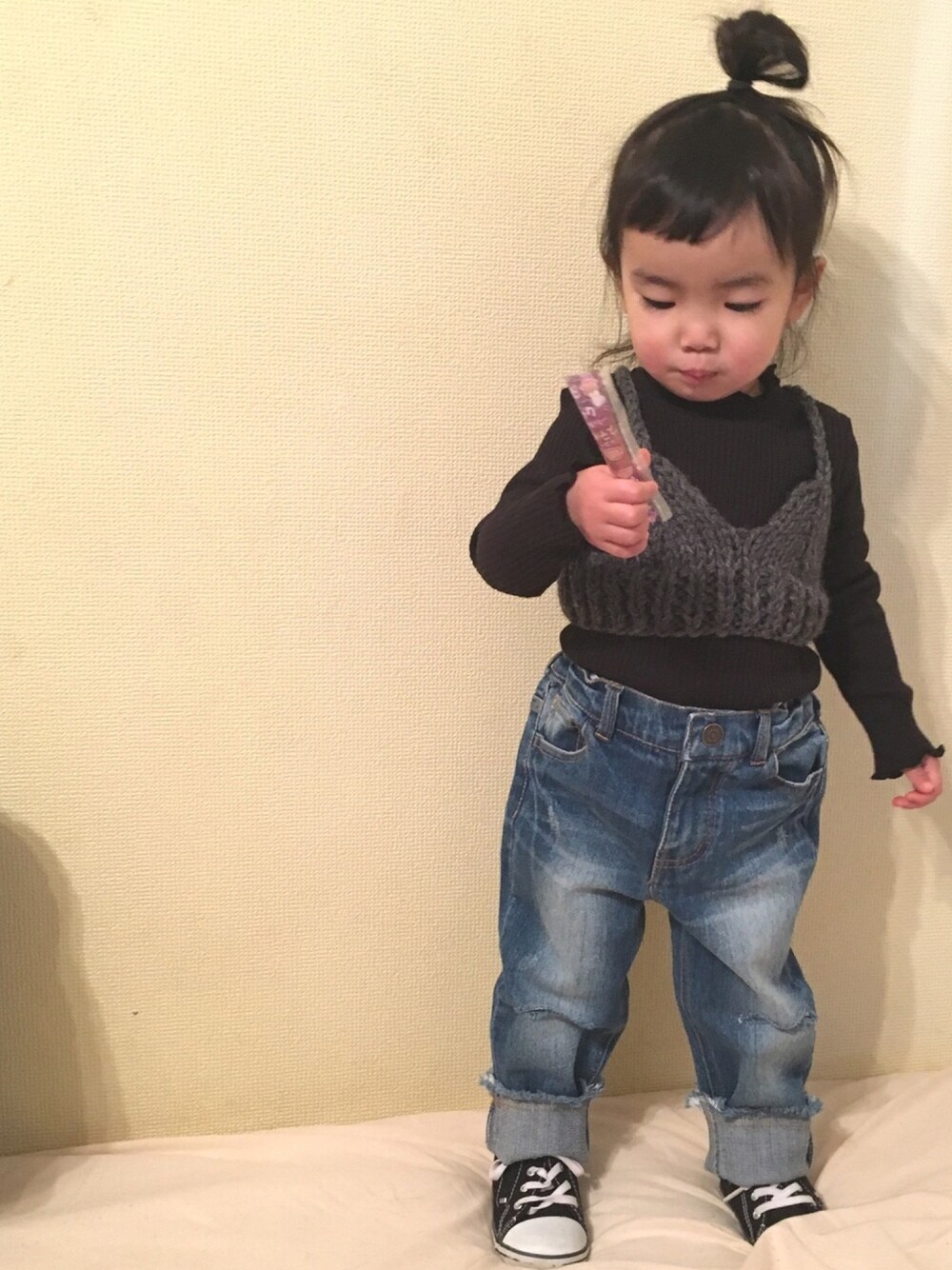 「かなぼんmade、キッズファッション、2歳、デニムパンツ、ニットビスチェ、集まれ！北関東キッズ★、チームうすげちゃん」｜「petit mainのダメージデニムパンツ（デニムパンツ、ブルー系）」を使った、twinkle♡twinkle♡  さん（キッズ・80cm）の冬コーディネートの1枚目の写真
