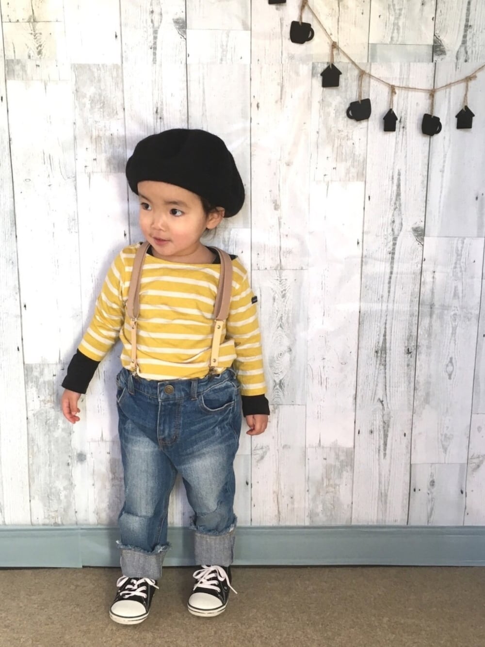 ブルー系のデニムパンツ、ブラック系のスニーカー、イエロー系のTシャツ/カットソーを着用したキッズの冬コーディネートの1枚目の写真