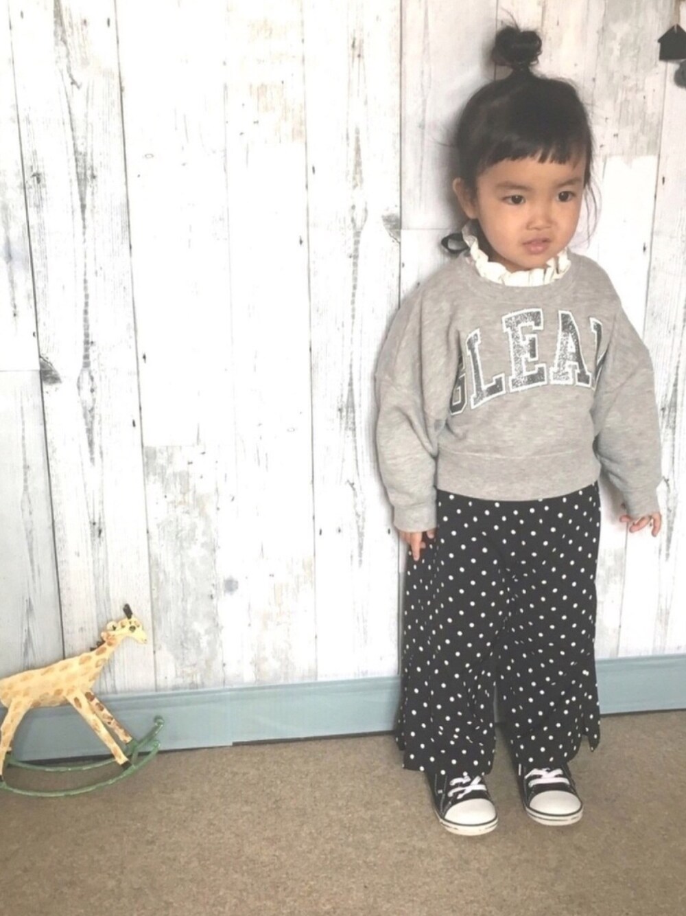 グレー系のスウェット、ブラック系のTシャツ/カットソー、ブラック系のスニーカーを着用したキッズの春コーディネートの1枚目の写真