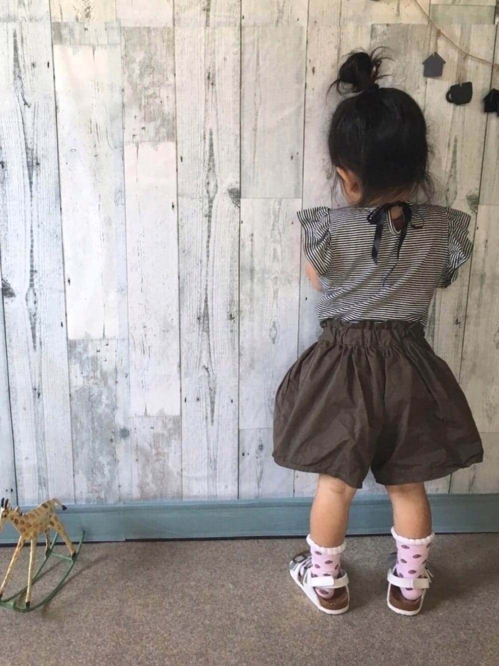 グリーン系のその他パンツ、ブラック系のTシャツ/カットソー、ピンク系のその他を着用したキッズの春コーディネートの1枚目の写真