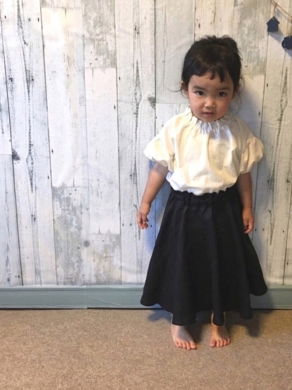 ホワイト系のシャツ/ブラウス、ブラック系のスカート、ブラック系のシャツ/ブラウスを着用したキッズの夏コーディネートの1枚目の写真