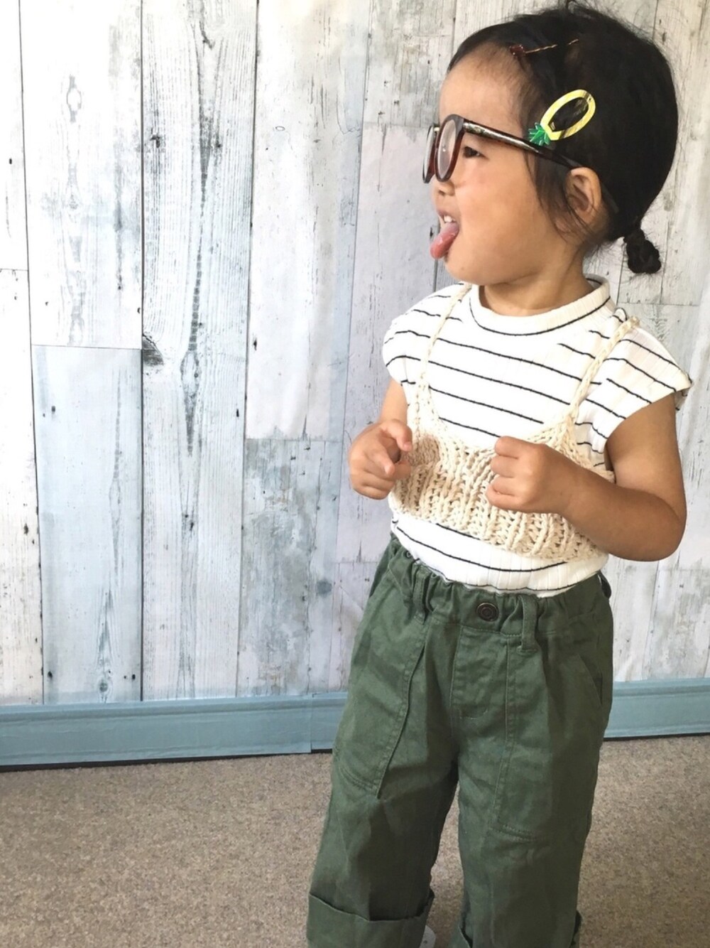 グリーン系のその他パンツ、ベージュ系のトップス、ホワイト系のTシャツ/カットソーを着用したキッズの夏コーディネートの1枚目の写真