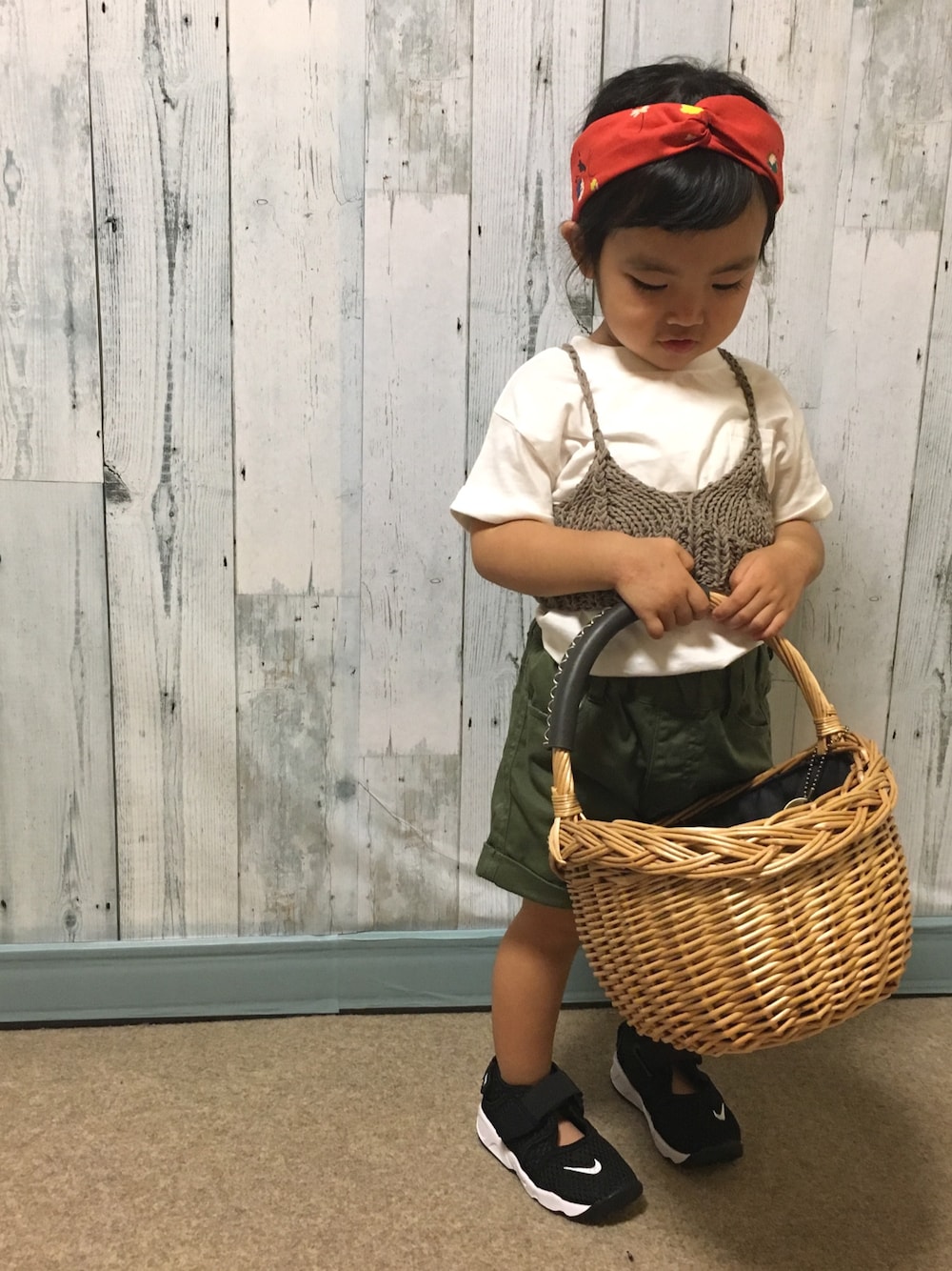 ホワイト系のTシャツ/カットソー、ベージュ系のトップス、グリーン系のその他パンツを着用したキッズの夏コーディネートの1枚目の写真