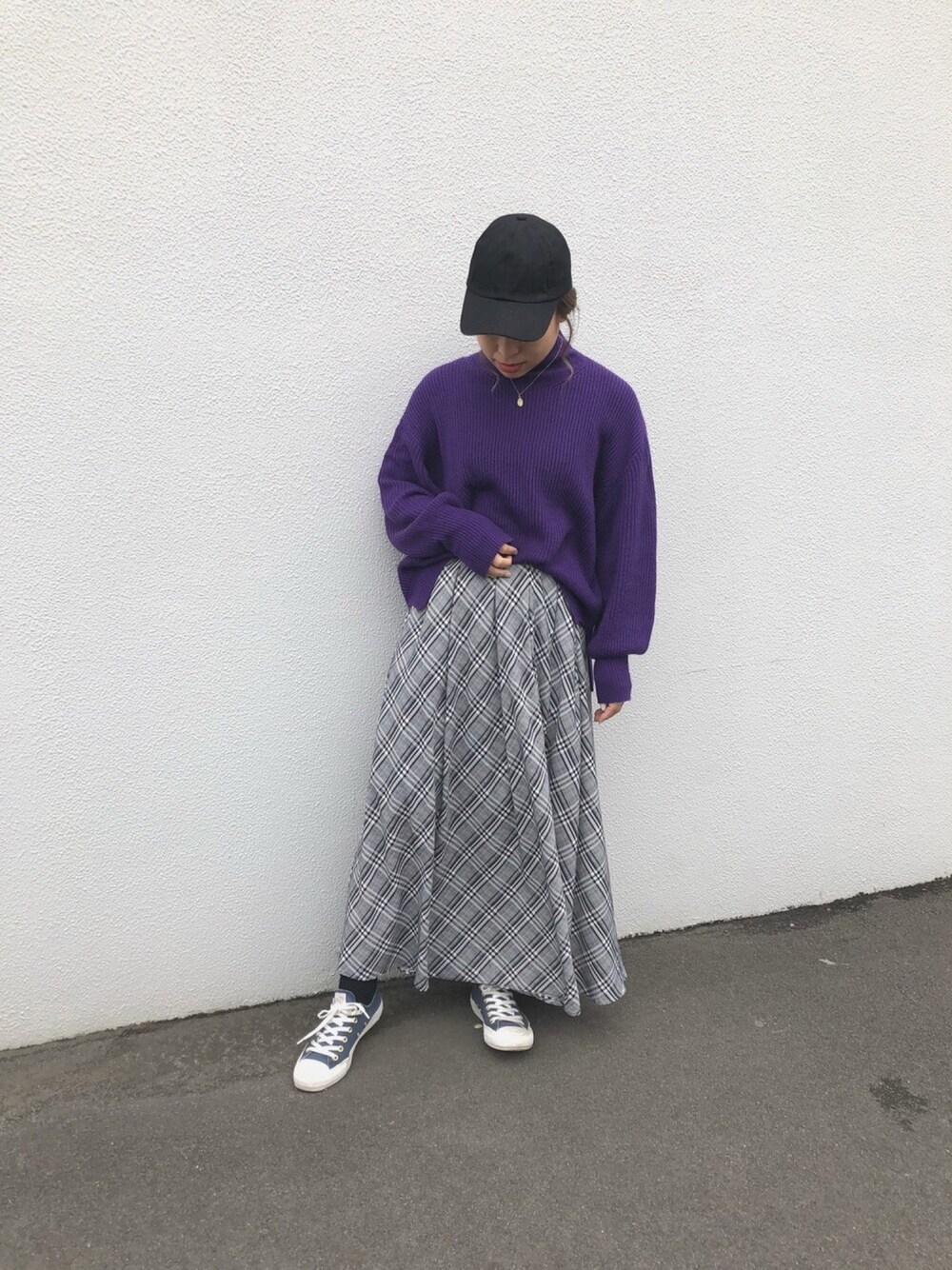 「シンプルコーデ、ootd、カジュアルコーデ、ブラック、コンバース、低身長、秋冬コーデ」｜「earth music&ecologyの・畦編みハイネックニットプルオーバー(7ゲージ) ●（ニット/セーター、パープル系）」を使った、yukichiさん（レディース・154cm）の冬コーディネートの1枚目の写真