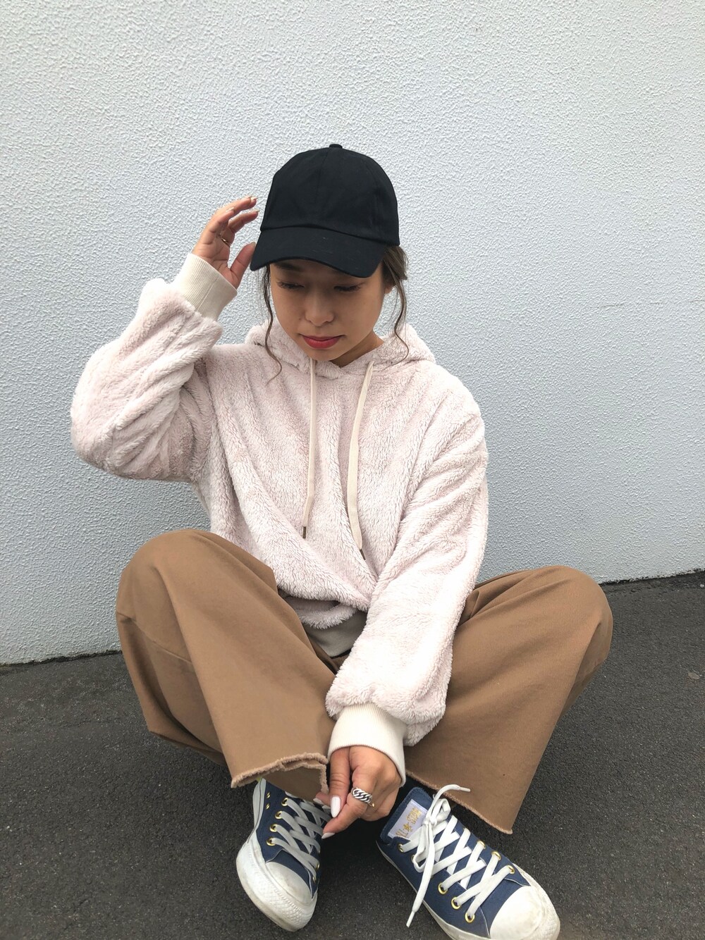 「秋冬コーデ、オトナカジュアル、ootd、もこもこ、ブラック、カジュアルコーデ、パンツスタイル、コンバース、ワイドパンツ」｜「earth music&ecologyのツイルキャップ（キャップ、ブラック系）」を使った、yukichiさん（レディース・154cm）の冬コーディネートの1枚目の写真