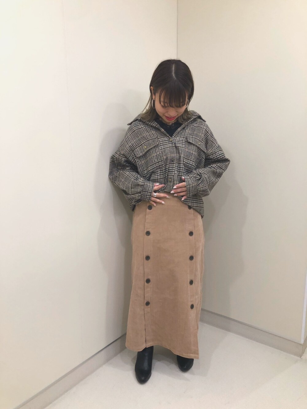 「チェック、オーバーサイズ、タイトスカート、おしゃれさんと繋がりたい、ootd、低身長コーデ、コンバース、ベージュ」｜「Green　Parksのあったか襟レースロンT（Tシャツ/カットソー、ブラック系）」を使った、yukichiさん（レディース・154cm）の冬コーディネートの1枚目の写真