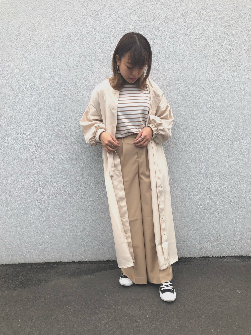 「カジュアルコーデ、春、お洒落さんとつながりたい、outfit、はるコーデ、コンバース、ワントーンコーデ、低身長、グリーンパークス、アースミュージック＆エコロジー」｜「Green　Parksの・ボリュ-ムスリ-ブ前ボタンカラ-ワンピース（ワンピース、ホワイト系）」を使った、yukichiさん（レディース・154cm）の冬コーディネートの1枚目の写真