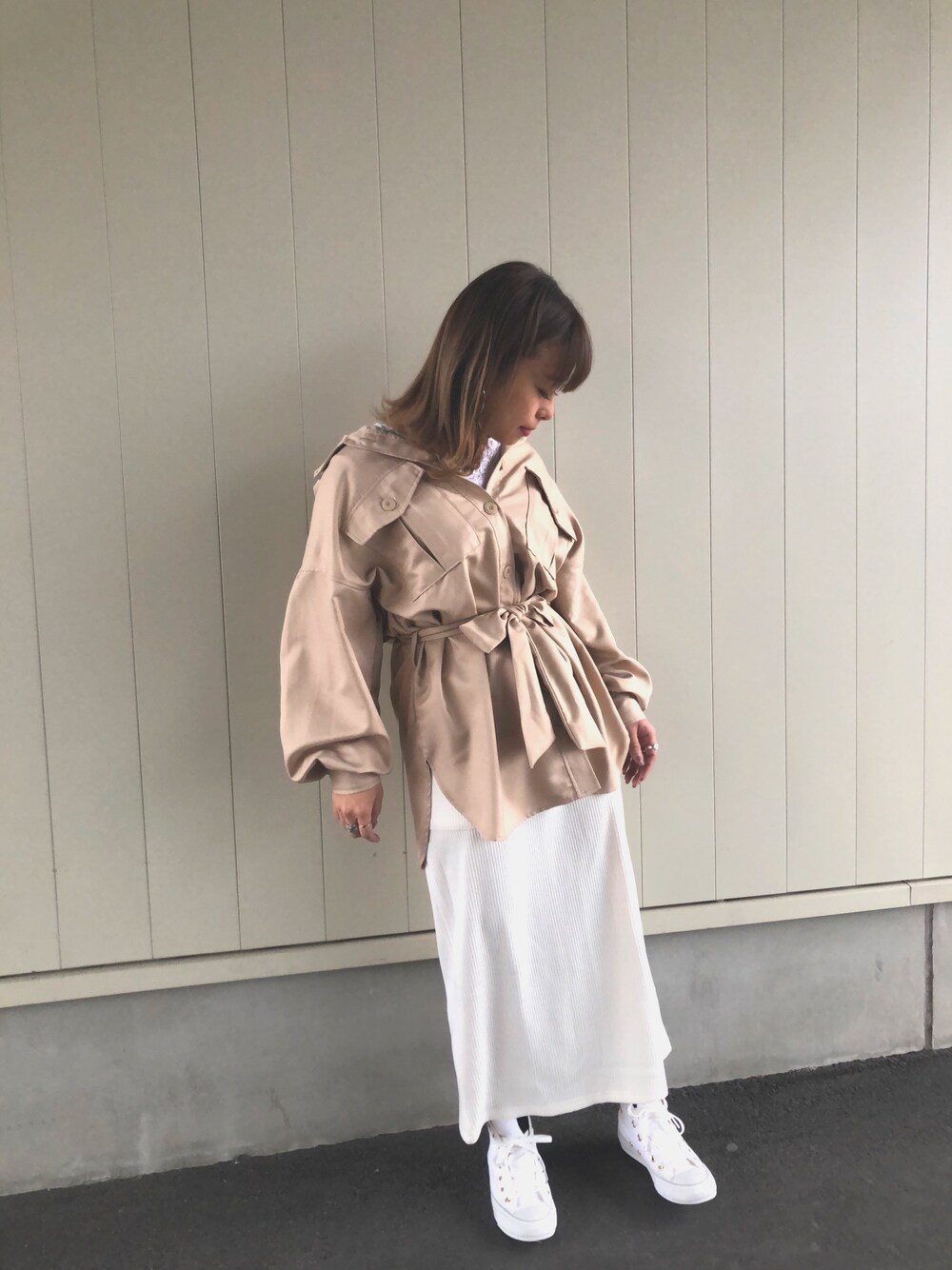 「春コーデ、大人カジュアル、スニーカー、低身長、スカート、outfit、ワントーン、グリーンパークス、アースミュージック＆エコロジー」｜「Green　Parksの・ベルト付ビッグシャツチュニック（チュニック、ベージュ系）」を使った、yukichiさん（レディース・154cm）の冬コーディネートの1枚目の写真