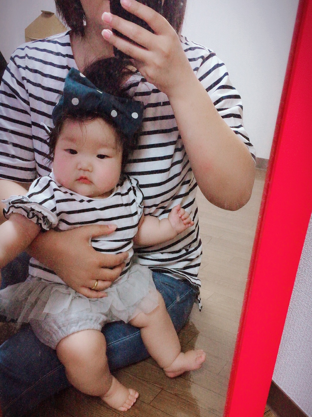 ホワイト系のママ&ベビー、グレー系のママ&ベビー、ブルー系のヘアバンドを着用したキッズの夏コーディネートの1枚目の写真