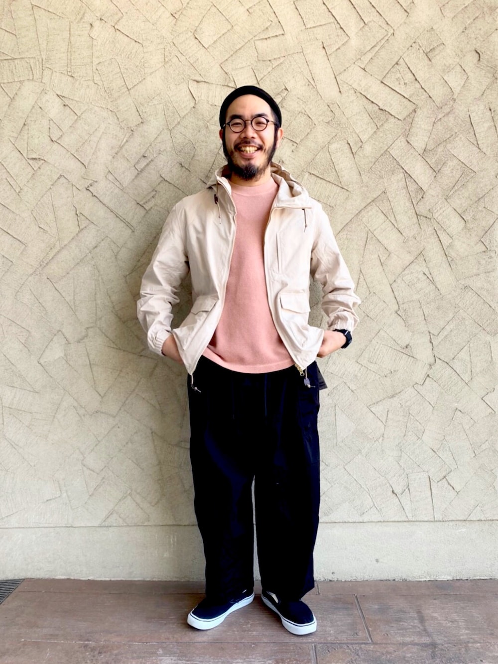 ベージュ系のTシャツ/カットソー、ホワイト系のマウンテンパーカー、ブラック系のその他パンツを着用したメンズの春コーディネートの1枚目の写真