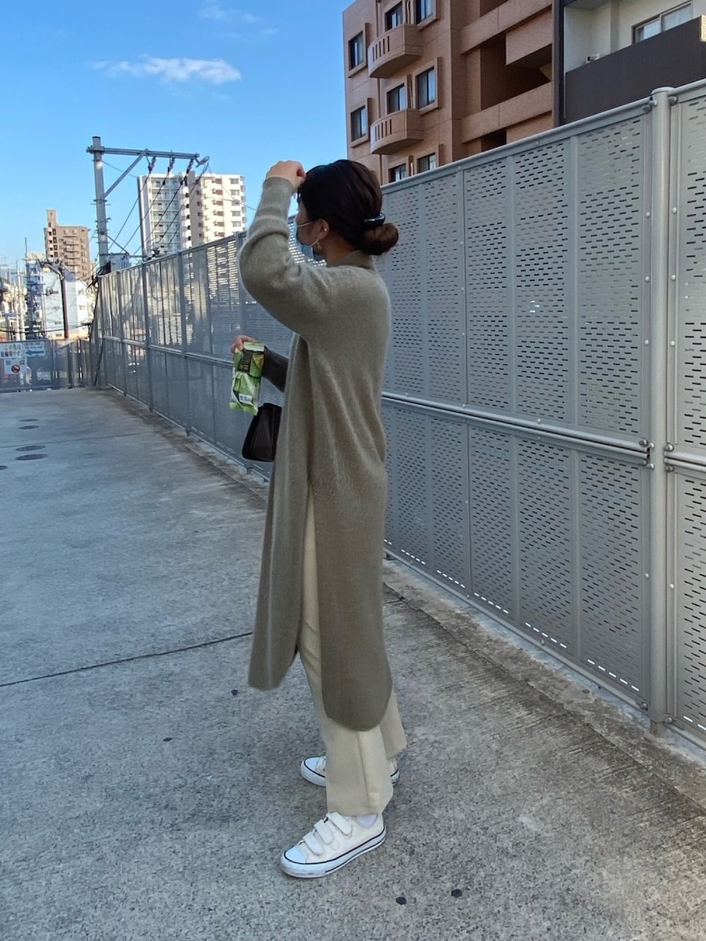 「アイスクリーム、秋のマイ旬スタイル、今日のコーデ、大人コーデ、おしゃれさんと繋がりたい、秋冬コーデ、タートルネック、くすみカラー」｜「SNIDELのラクーンスリットワンピース（ワンピース、グリーン系）」を使った、となりのととろさん（レディース・162cm）の秋コーディネートの1枚目の写真