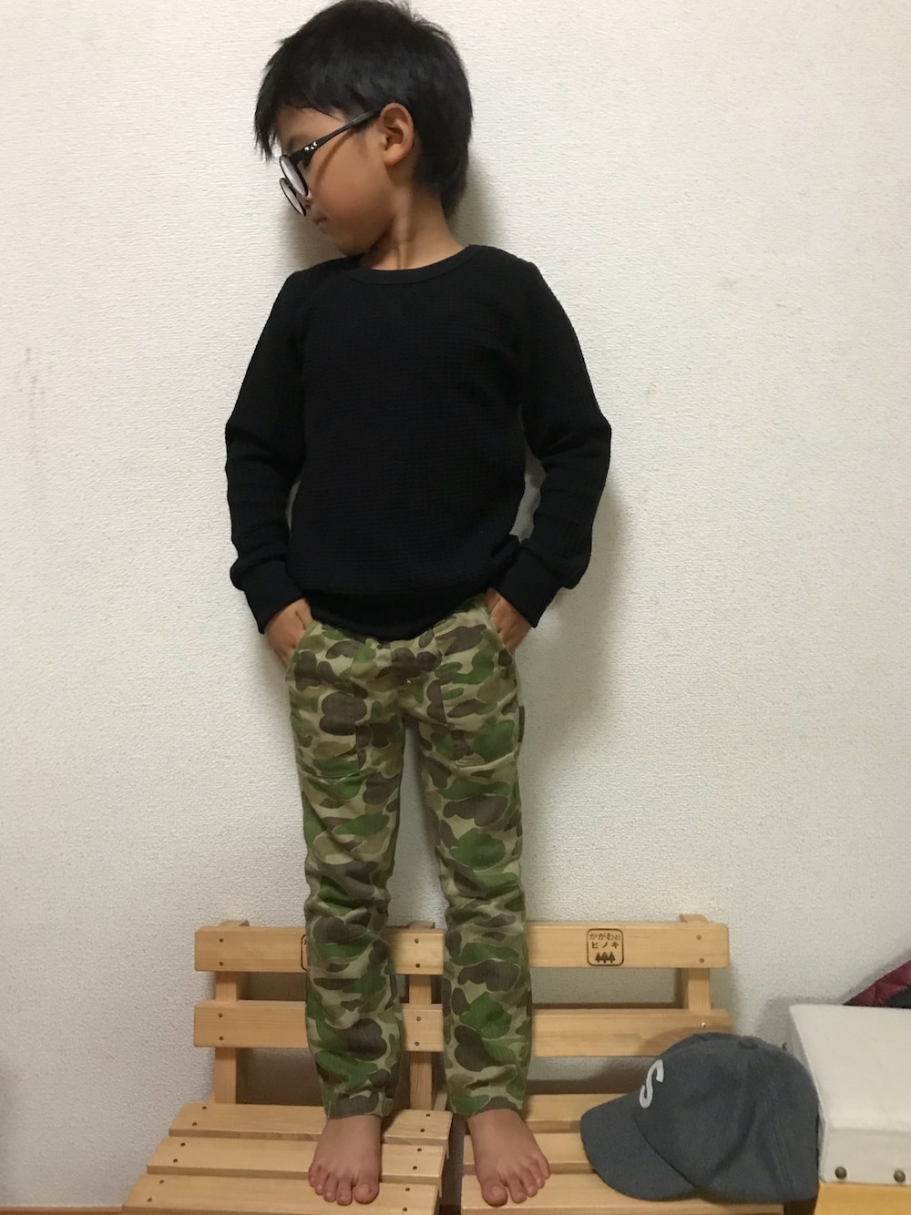 「キッズコーデ、プチプラ、カモフラ、キャップ、秋のコーデ、メガネ男子」｜「西松屋のアイテム（トップス、ブラック系）」を使った、kiccham☆さん（キッズ・110cm）の秋コーディネートの1枚目の写真