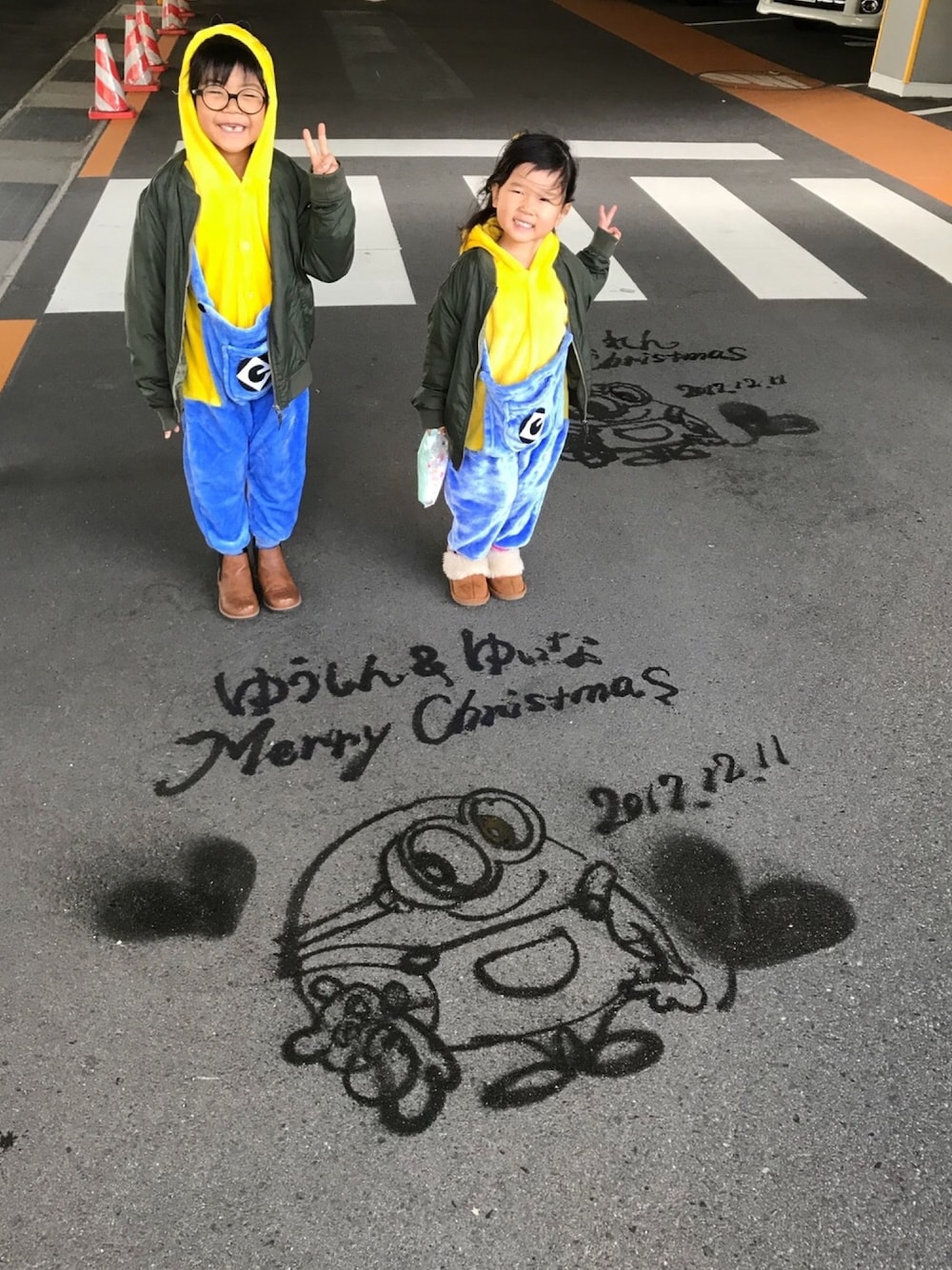 「USJ、ミニオン、キッズコーデ、おそろいコーデ、兄妹コーデ、メガネ男子」｜「UNIQLOのアイテム（MA-1、グリーン系）」を使った、kiccham☆さん（キッズ・110cm）の冬コーディネートの1枚目の写真