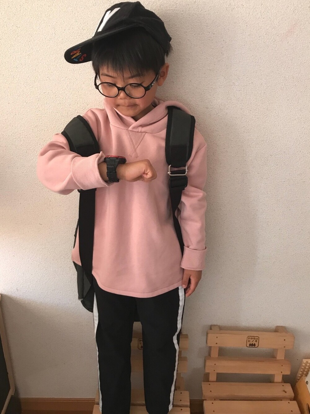 ピンク系のパーカー、ブラック系のその他パンツ、ブラック系のパンツを着用したキッズの冬コーディネートの1枚目の写真