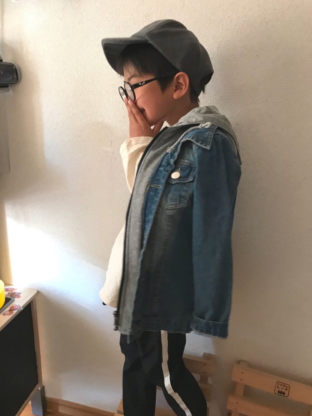 「キッズコーデ、男の子、カジュアルコーデ、デニムジャケット、ラインパンツ、キャップ、メガネ男子、丸眼鏡」｜「koreaのアイテム（デニムジャケット、ブルー系）」を使った、kiccham☆さん（キッズ・110cm）の春コーディネートの1枚目の写真