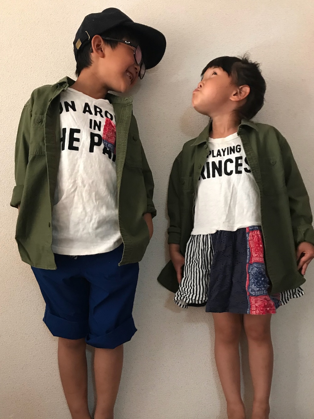 「リンクコーデ、兄妹コーデ、キッズコーデ、カーキシャツ、メガネ男子、カジュアル、インスタ映え」｜「UNIQLOのアイテム（シャツ/ブラウス、グリーン系）」を使った、kiccham☆さん（キッズ・120cm）の春コーディネートの1枚目の写真