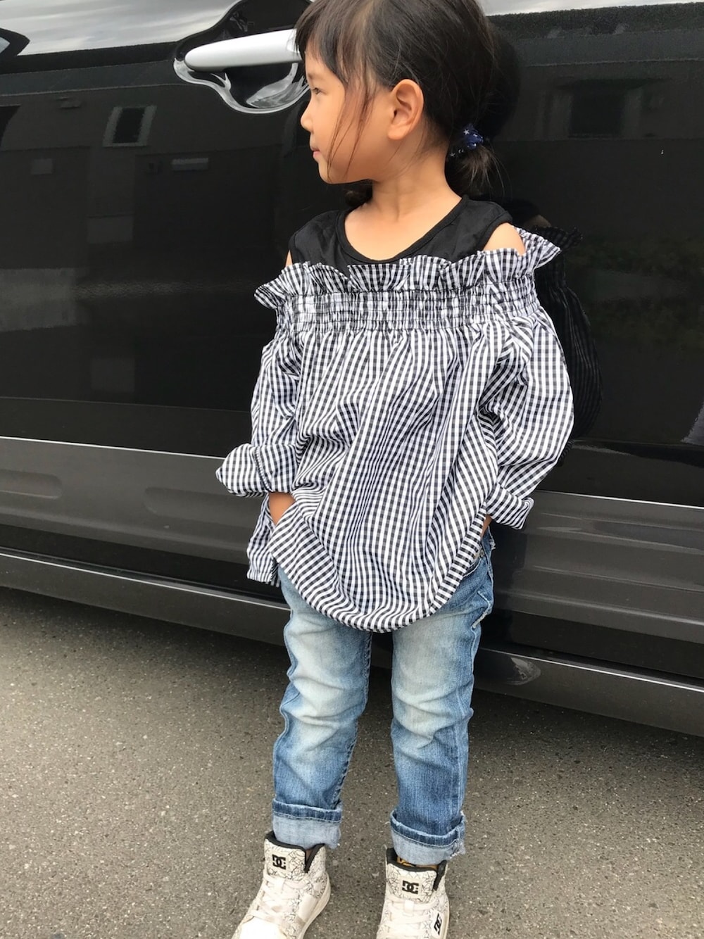 「オフショルダー、キッズコーデ、おんなのこ、パンツスタイル、おしゃれさんと繋がりたい」｜「koreaのアイテム（トップス、ブラック系）」を使った、kiccham☆さん（キッズ・100cm）の夏コーディネートの1枚目の写真