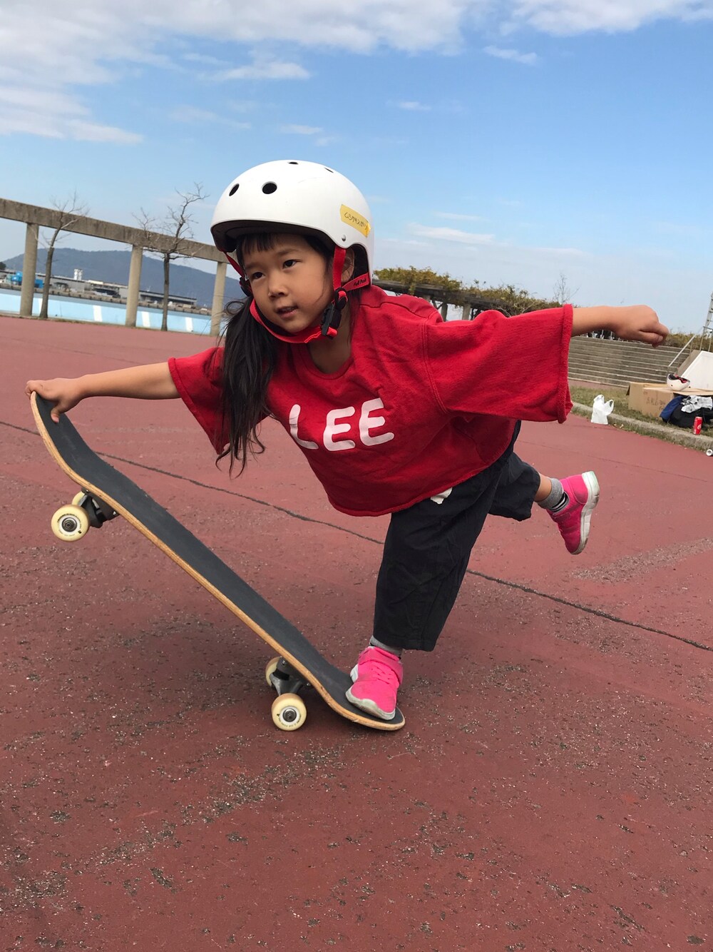 「キッズコーデ、女の子、スケボー、スケボー女子、カジュアル、LEE、おしゃれさんと繋がりたい」｜「apres les coursのLEE 後布帛ギャザートレーナー（スウェット、レッド系）」を使った、kiccham☆さん（キッズ・100cm）の秋コーディネートの1枚目の写真