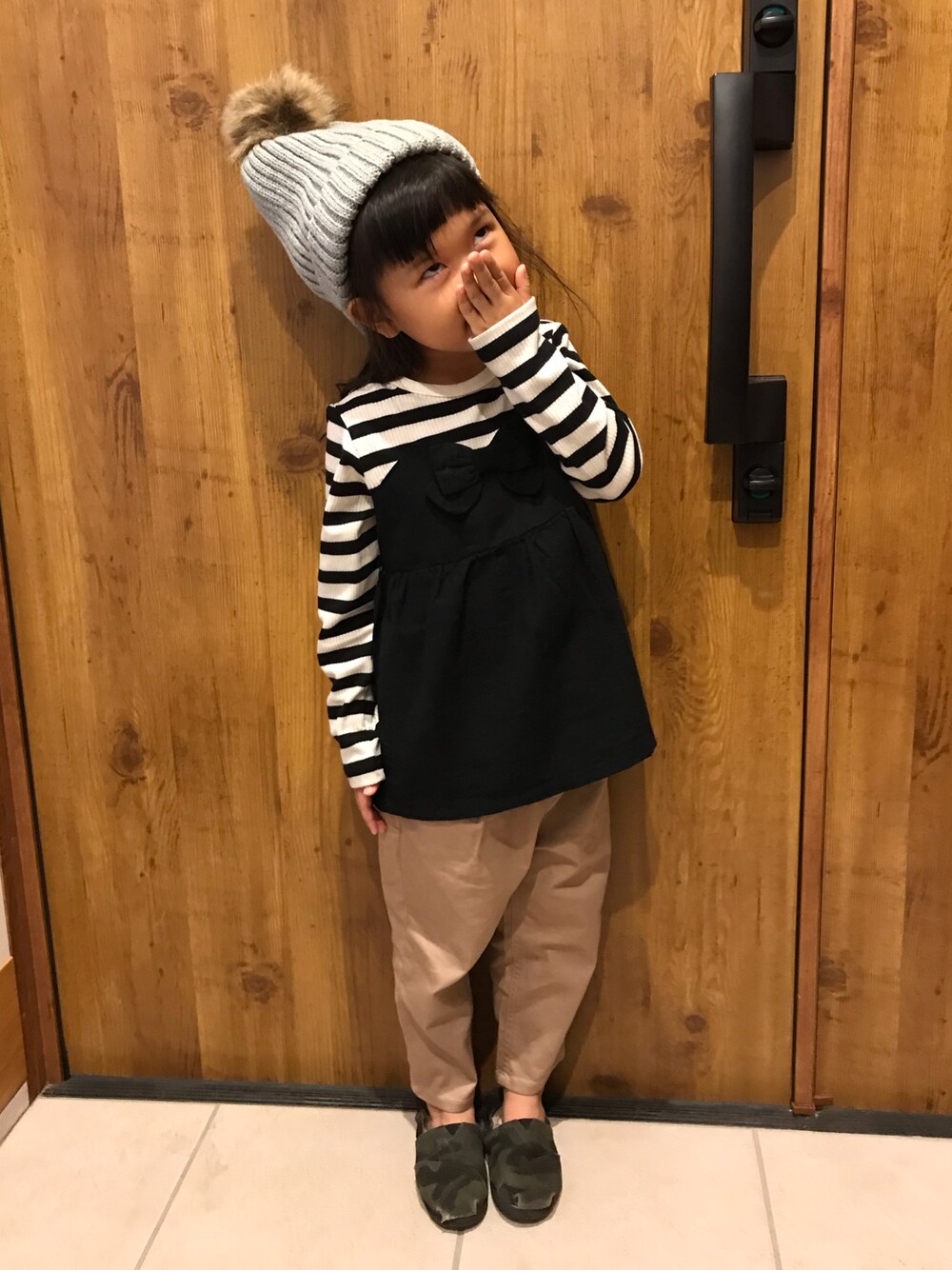 「プチプラコーデ、おんなのこ、キッズコーデ、女の子、ニット帽、カジュアルコーデ」｜「3can4onのアイテム（トップス、ブラック系）」を使った、kiccham☆さん（キッズ・100cm）の秋コーディネートの1枚目の写真